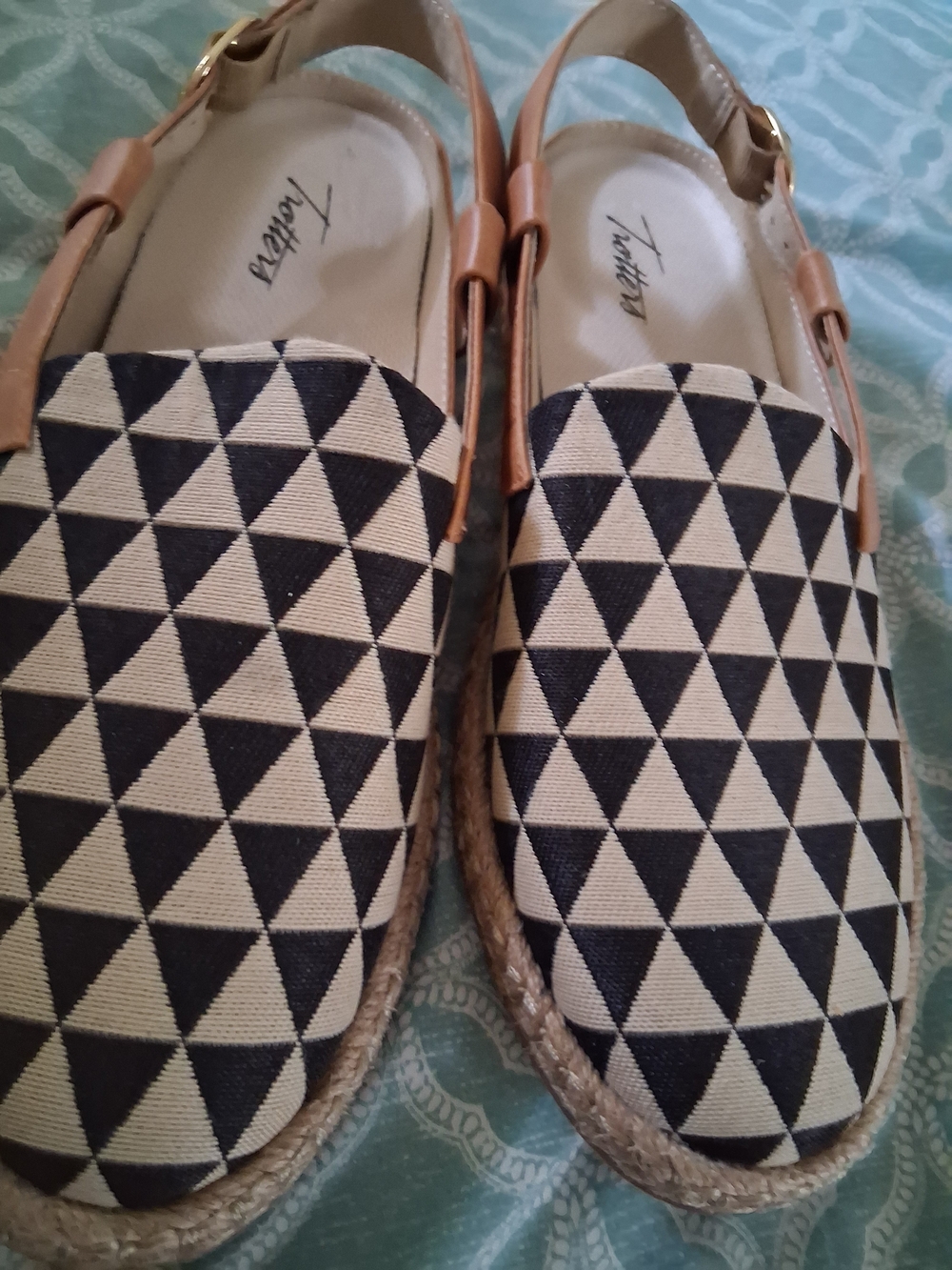 Trotters Black and Tan Espadrille Slingback Flats Size 9m